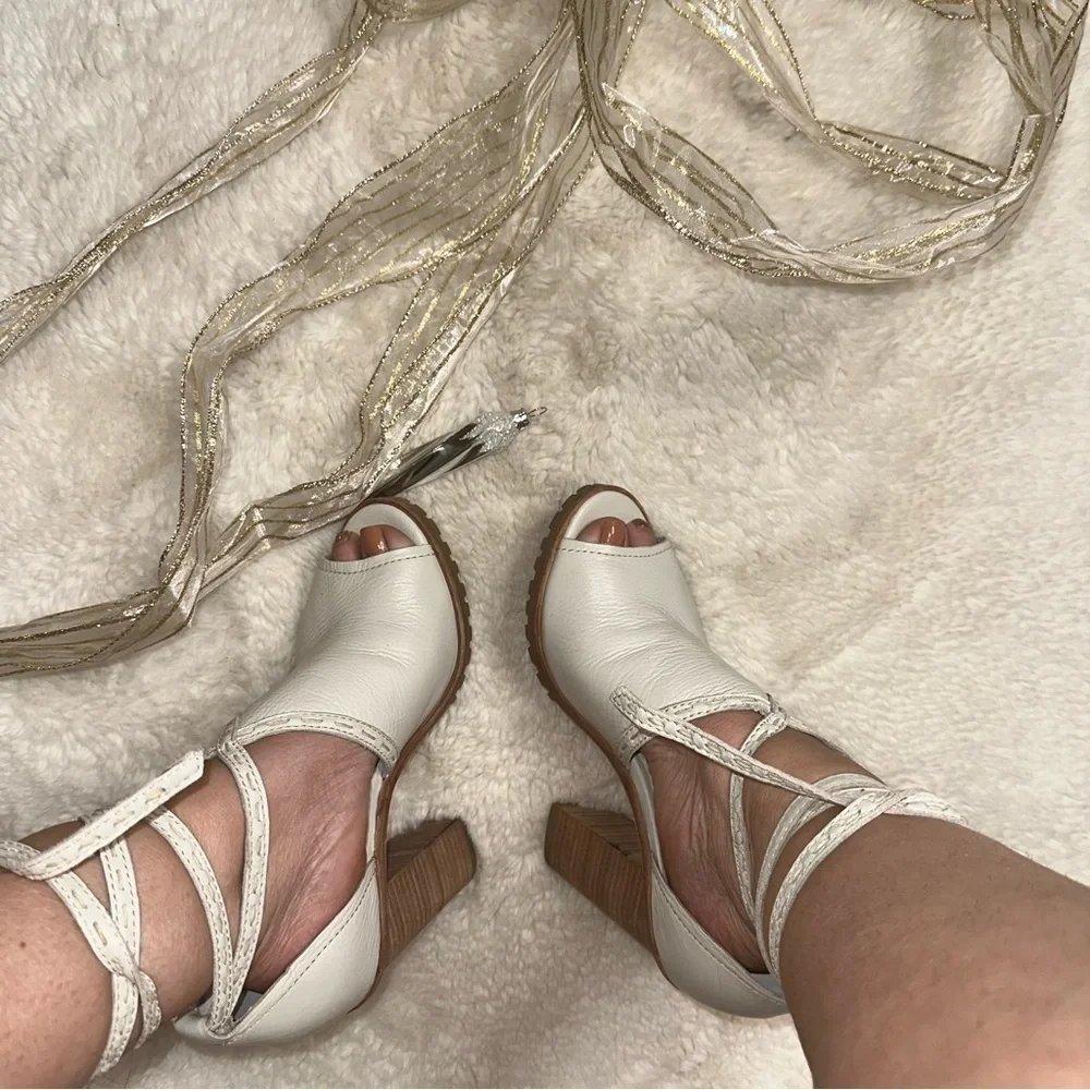 Frye Suzie Pickstitch Lug Womens White Leather Strap Heels Shoes size 7 1/2